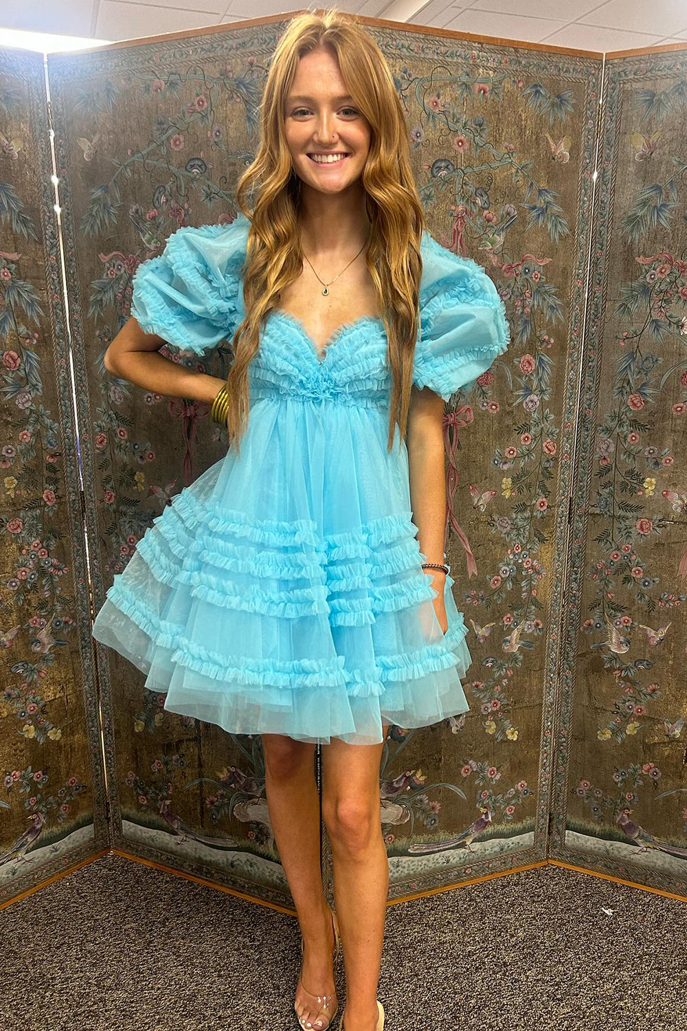 Robe de bal courte trapèze en tulle à manches bouffantes