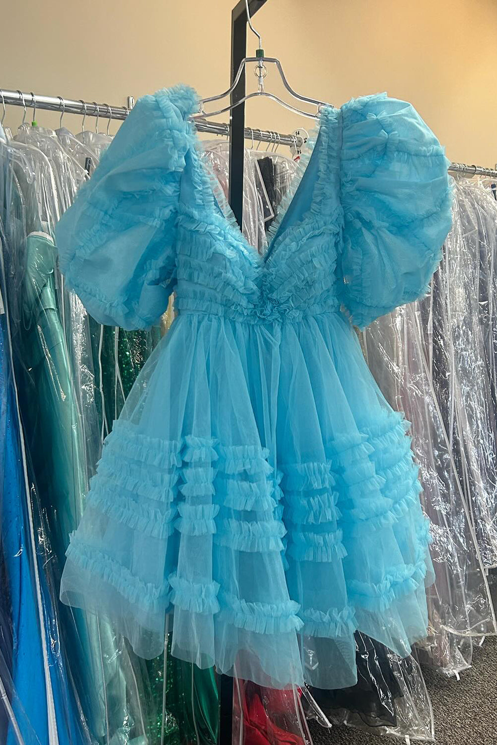 Robe de bal courte trapèze en tulle à manches bouffantes