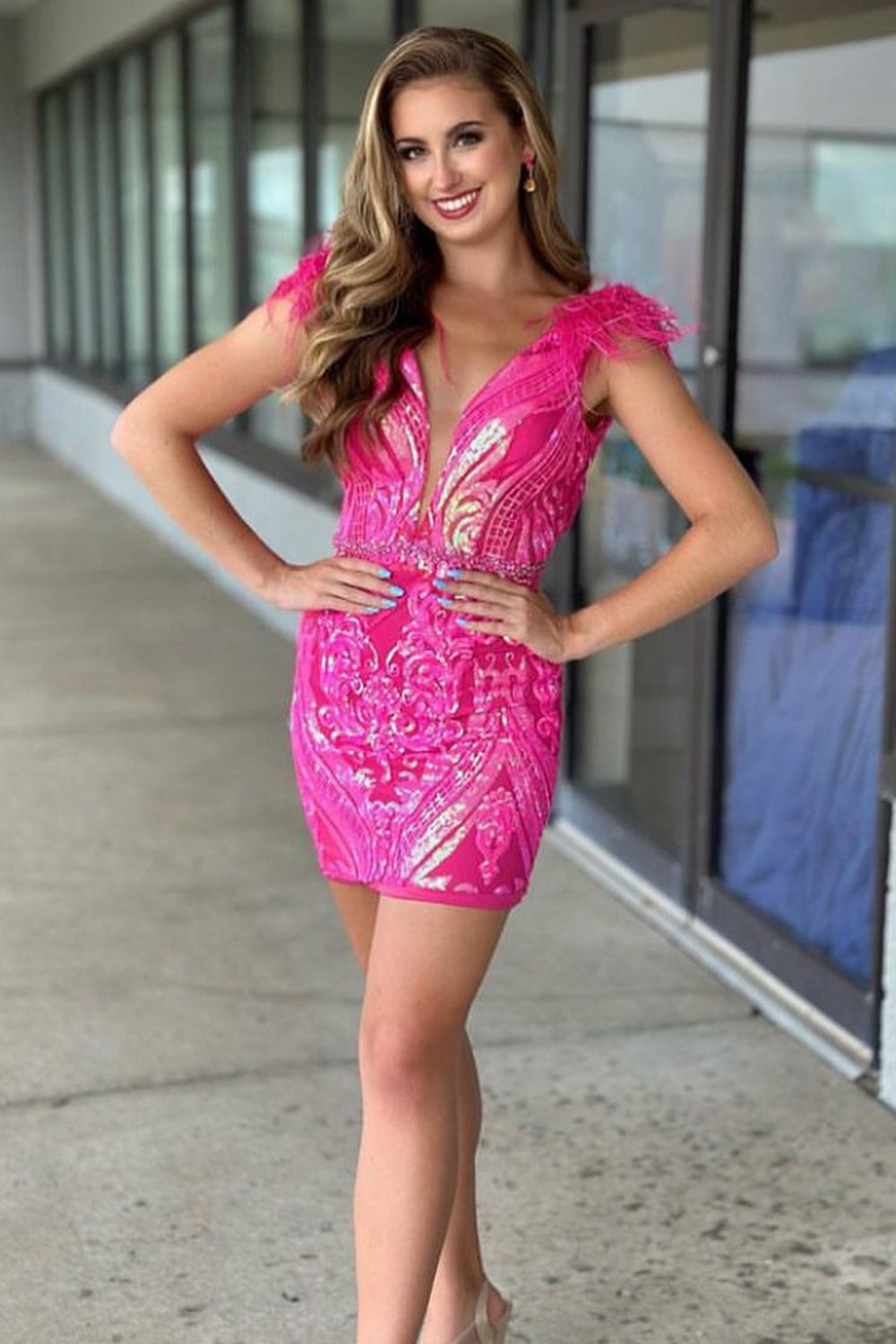 Vestido corto ajustado de lentejuelas brillantes con escote en V profundo y plumas para fiesta de bienvenida