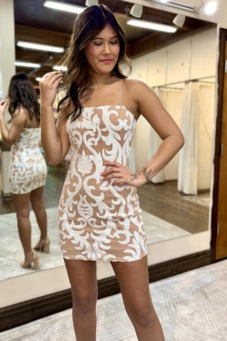 Robe de bal moulante vert émeraude à fines bretelles et sequins