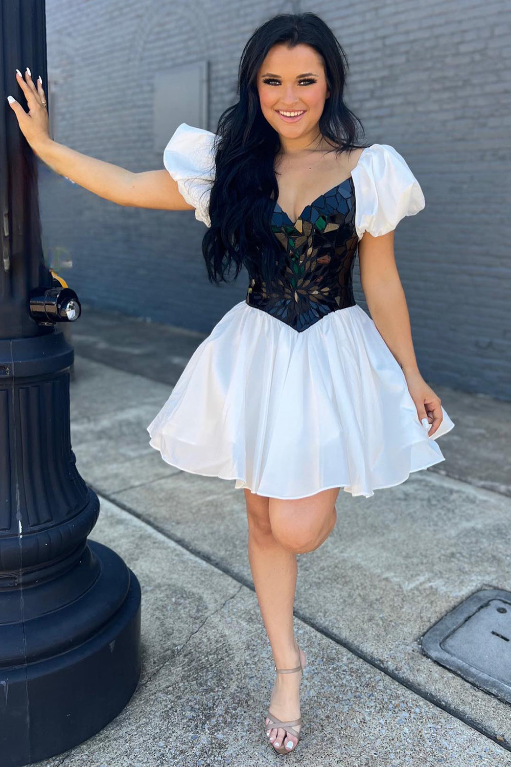 y vestido corto de fiesta de bienvenida negro con cuello en V y mangas abullonadas, corte en A