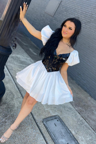 y vestido corto de fiesta de bienvenida negro con cuello en V y mangas abullonadas, corte en A