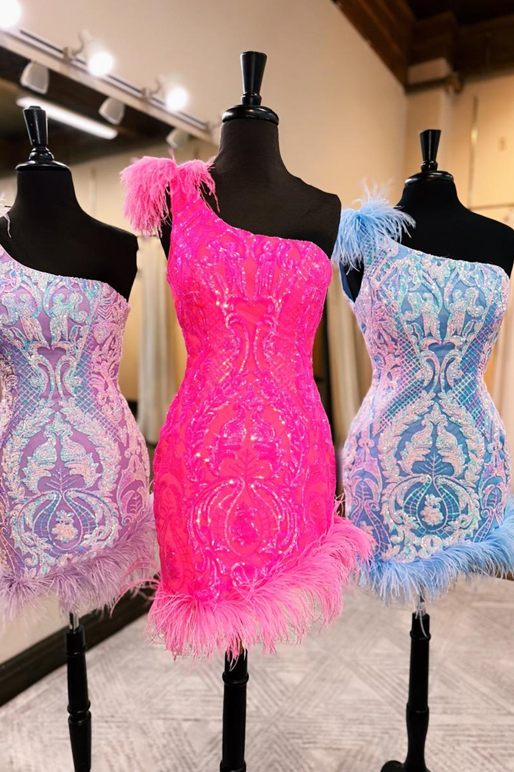 Vestido ajustado de fiesta rosa chicle brillante con un solo hombro y plumas