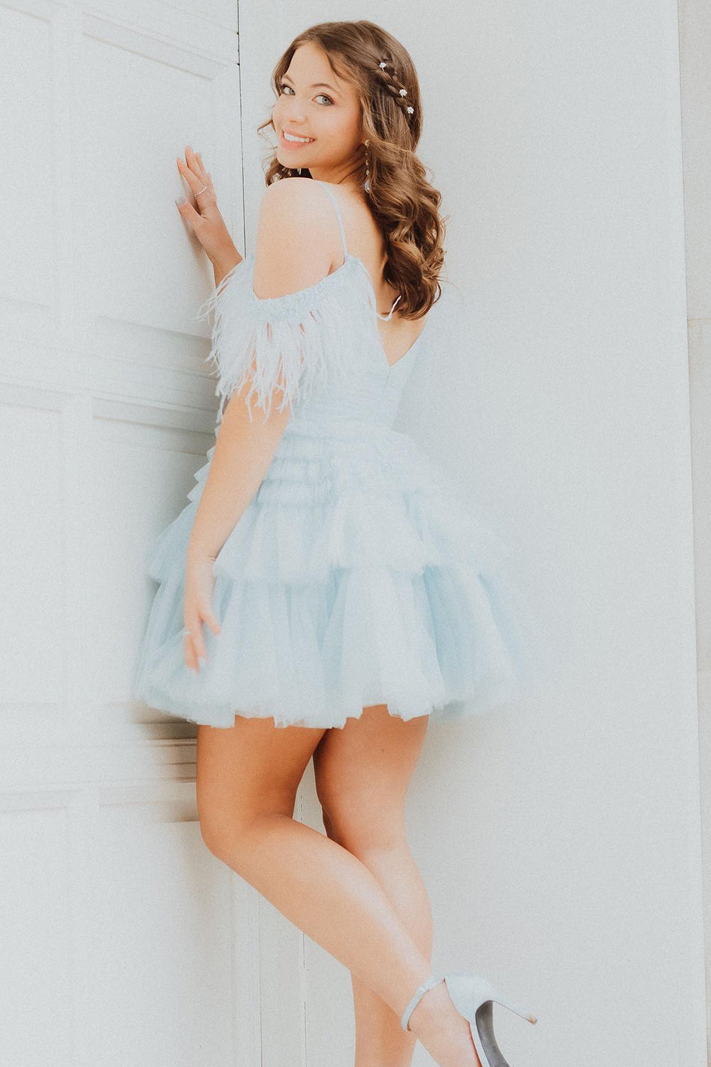 Vestido corto de fiesta de bienvenida con hombros descubiertos, corte en A, tul escalonado y plumas