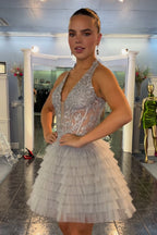 Vestido de fiesta gris de corte línea A con cuello halter, tul escalonado y apliques