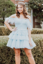 Vestido corto de fiesta de bienvenida con hombros descubiertos, corte en A, tul escalonado y plumas