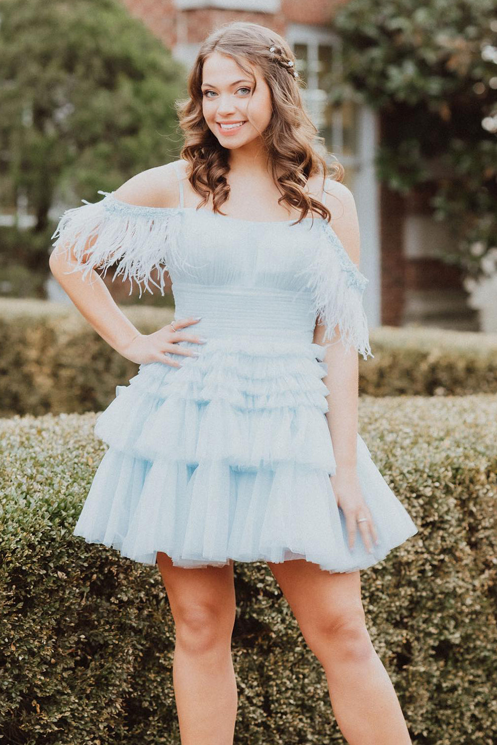 Vestido corto de fiesta de bienvenida con hombros descubiertos, corte en A, tul escalonado y plumas