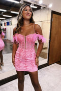 Vestido corto ajustado de tirantes finos para baile de bienvenida con apliques