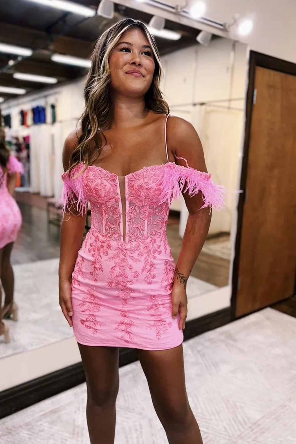 Vestido corto ajustado de tirantes finos para baile de bienvenida con apliques