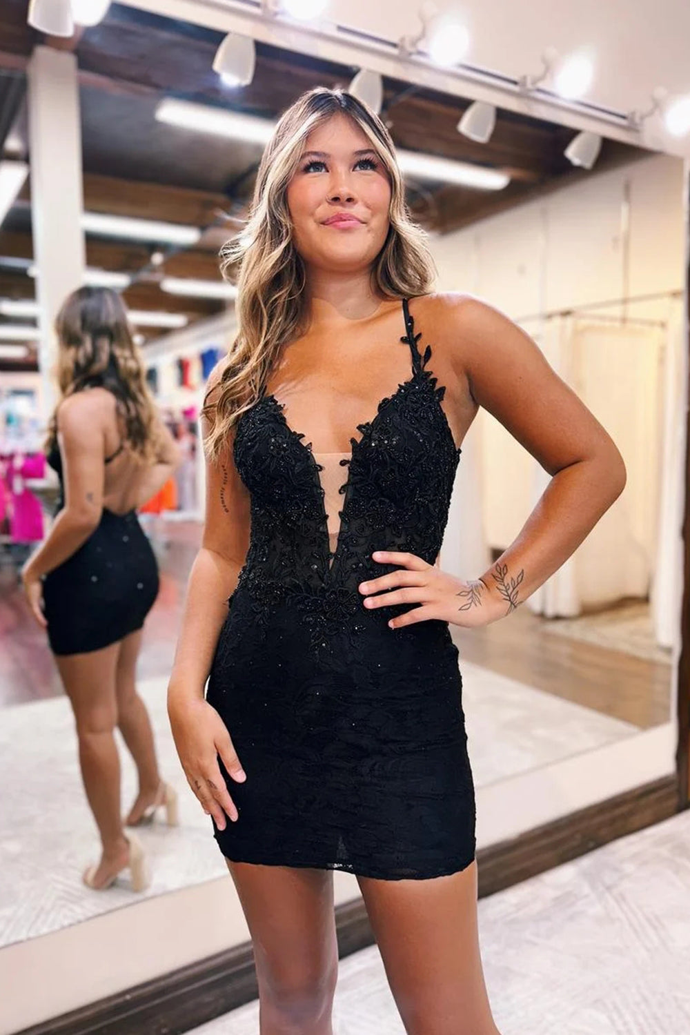 Robe de bal tendance à fines bretelles et moulante ornée d'appliqués