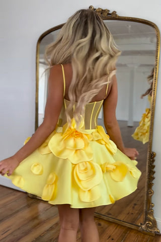 Robe de bal courte bustier trapèze à corset ornée de fleurs 3D