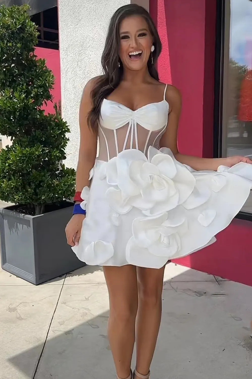 Vestido corto de fiesta sin tirantes, corte en A, corsé y flores 3D
