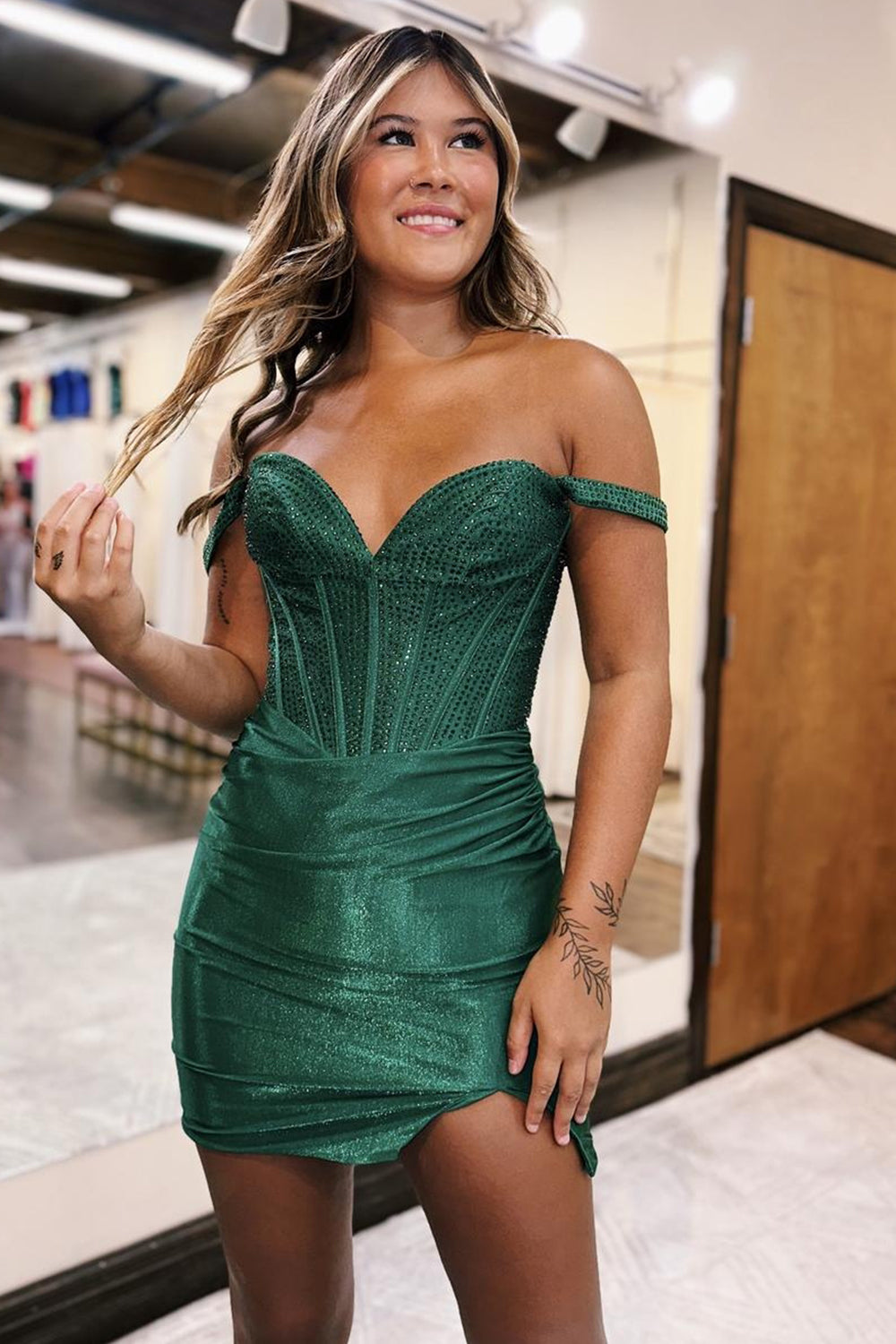 Vestido ajustado de fiesta con hombros descubiertos y pedrería