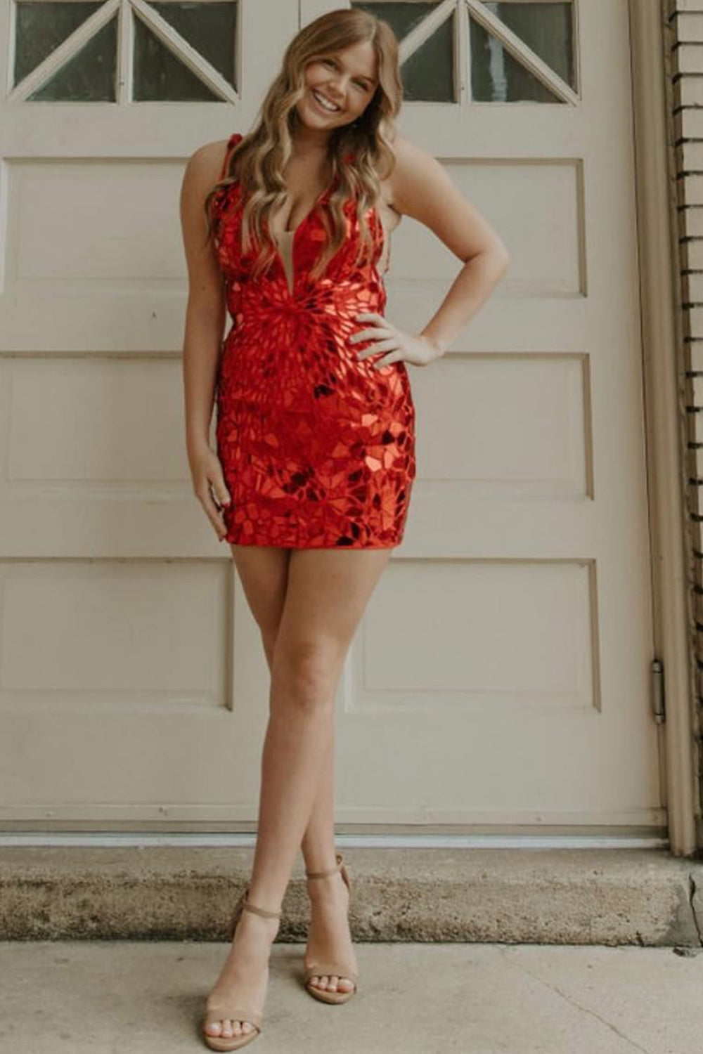 Vestido corto ajustado plateado brillante con escote en V profundo para baile de bienvenida