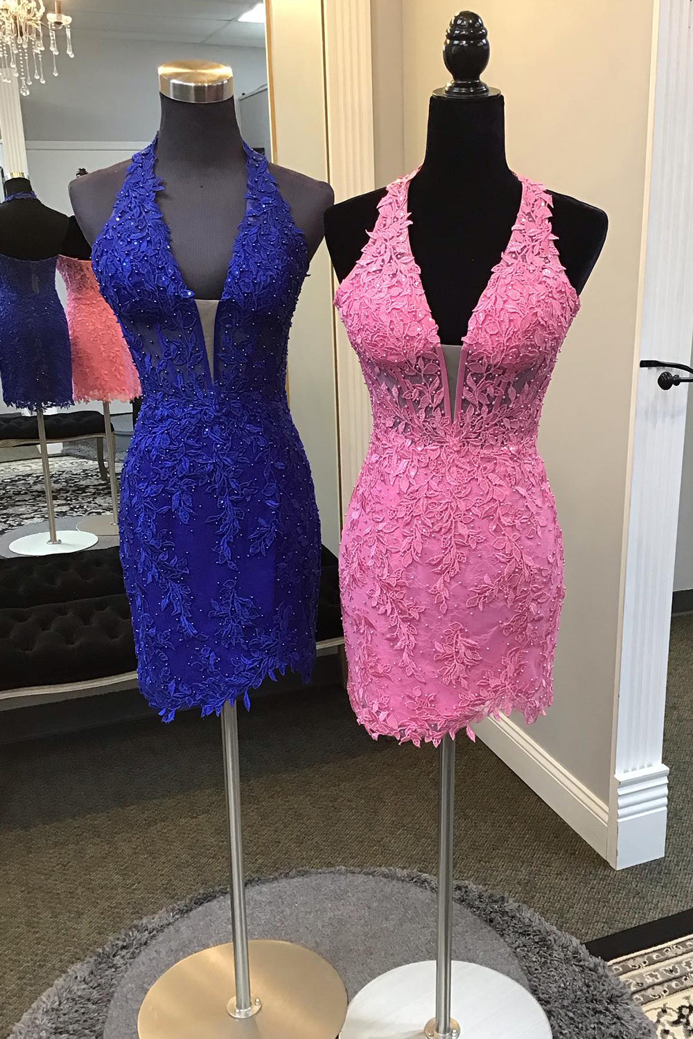 Robe de bal courte moulante en dentelle à col licou