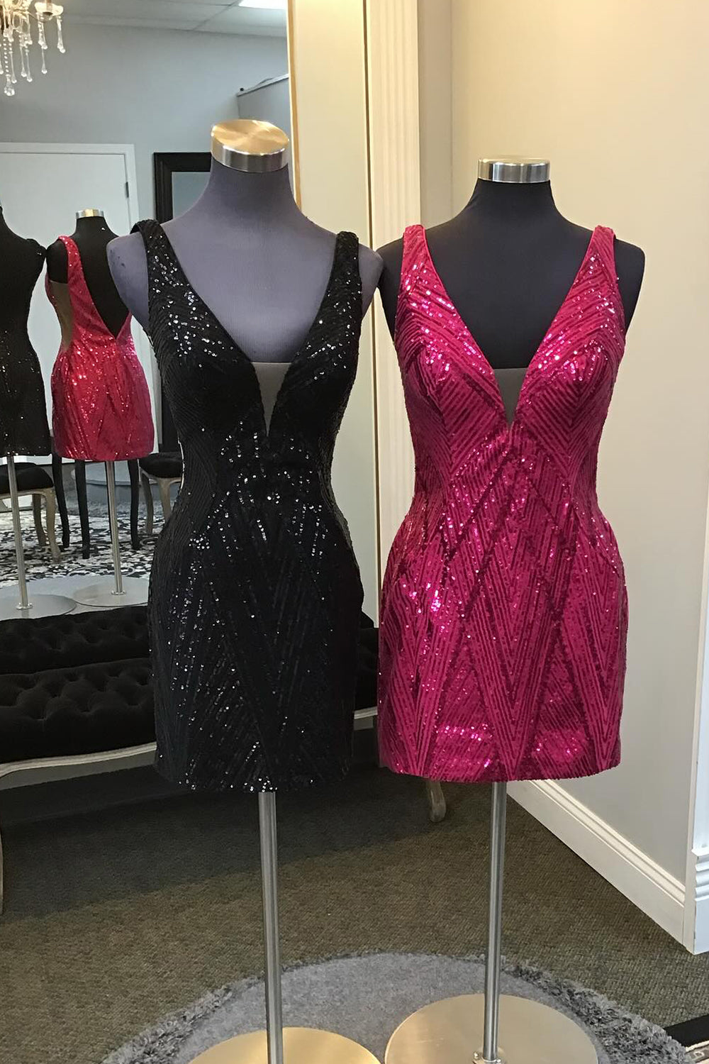 Vestido corto ajustado de lentejuelas brillantes con escote en V y espalda descubierta, ideal para fiestas de bienvenida.