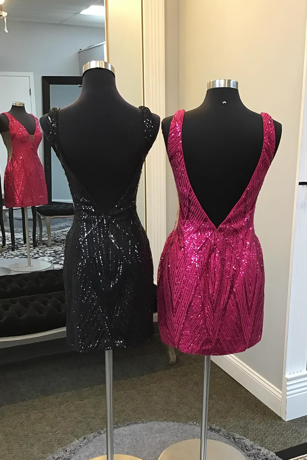 Vestido corto ajustado de lentejuelas brillantes con escote en V y espalda descubierta, ideal para fiestas de bienvenida.