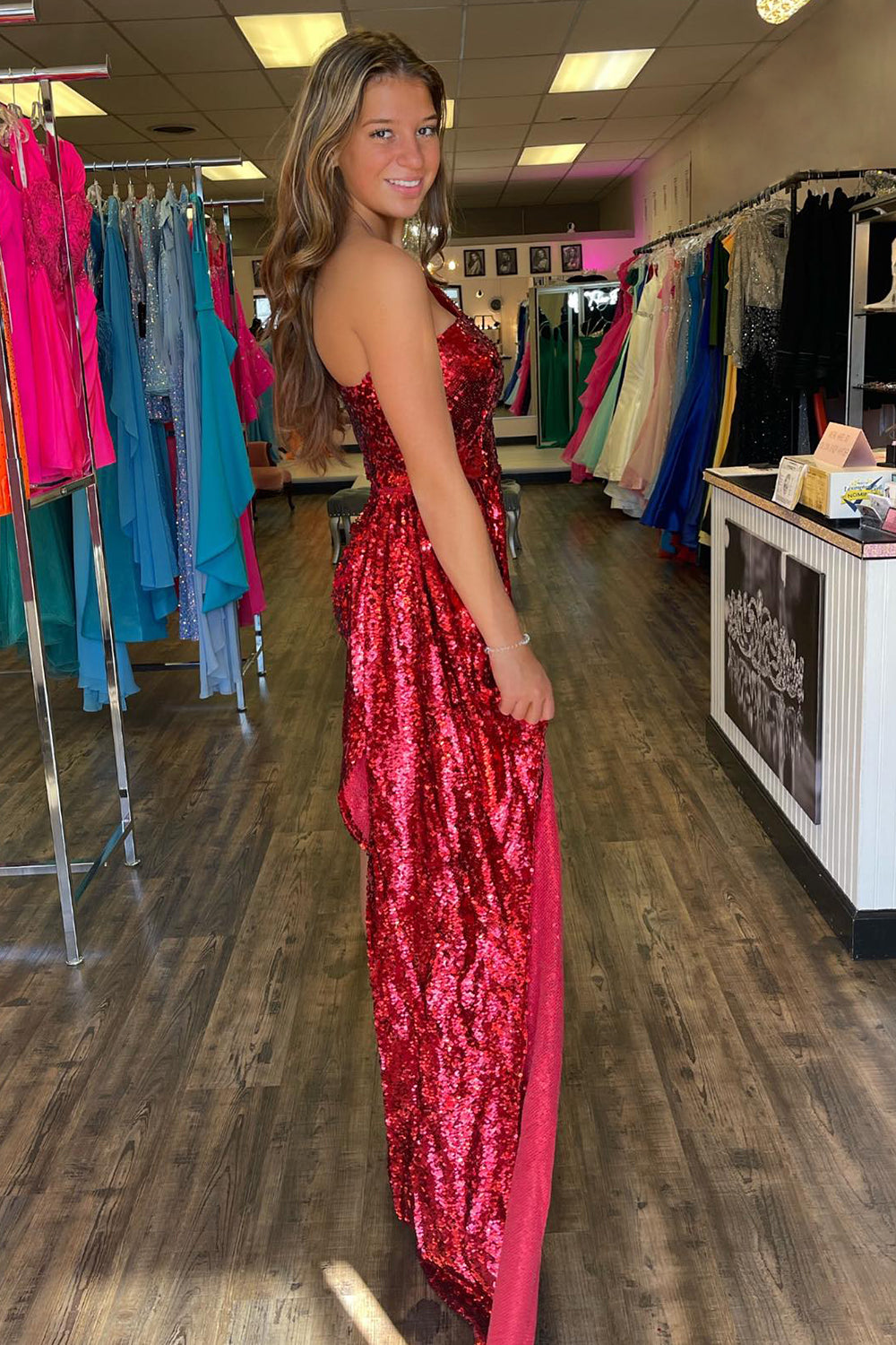 Vestido de fiesta rojo brillante con lentejuelas, un solo hombro, corte ajustado y mangas largas.