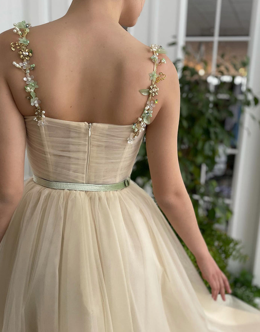 Vestido de fiesta color albaricoque con cuentas