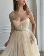 Vestido de fiesta color albaricoque con cuentas