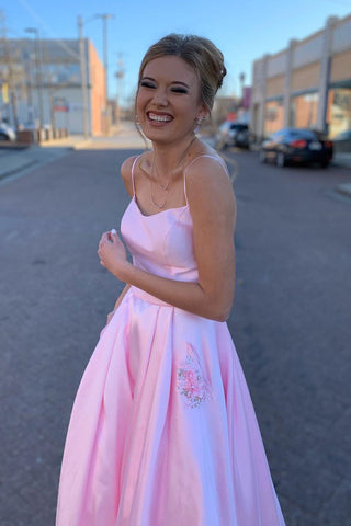 Vestido largo de fiesta rosa de corte A con elegantes tirantes y bolsillos con cuentas.