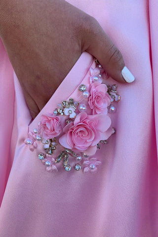 Vestido largo de fiesta rosa de corte A con elegantes tirantes y bolsillos con cuentas.