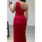 Vestido de noche largo rojo con pliegues y un hombro al descubierto 