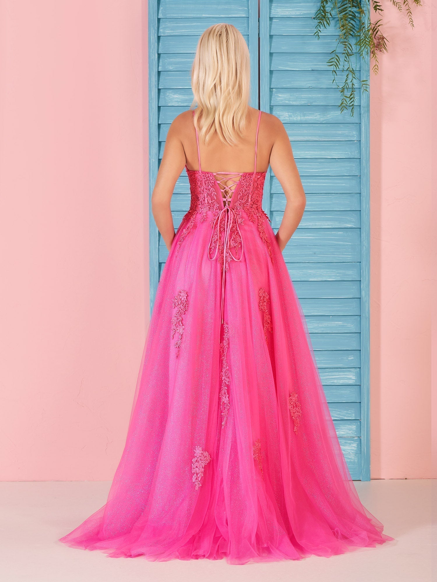 Vestido largo de fiesta rosa de encaje con escote en V y corte en A