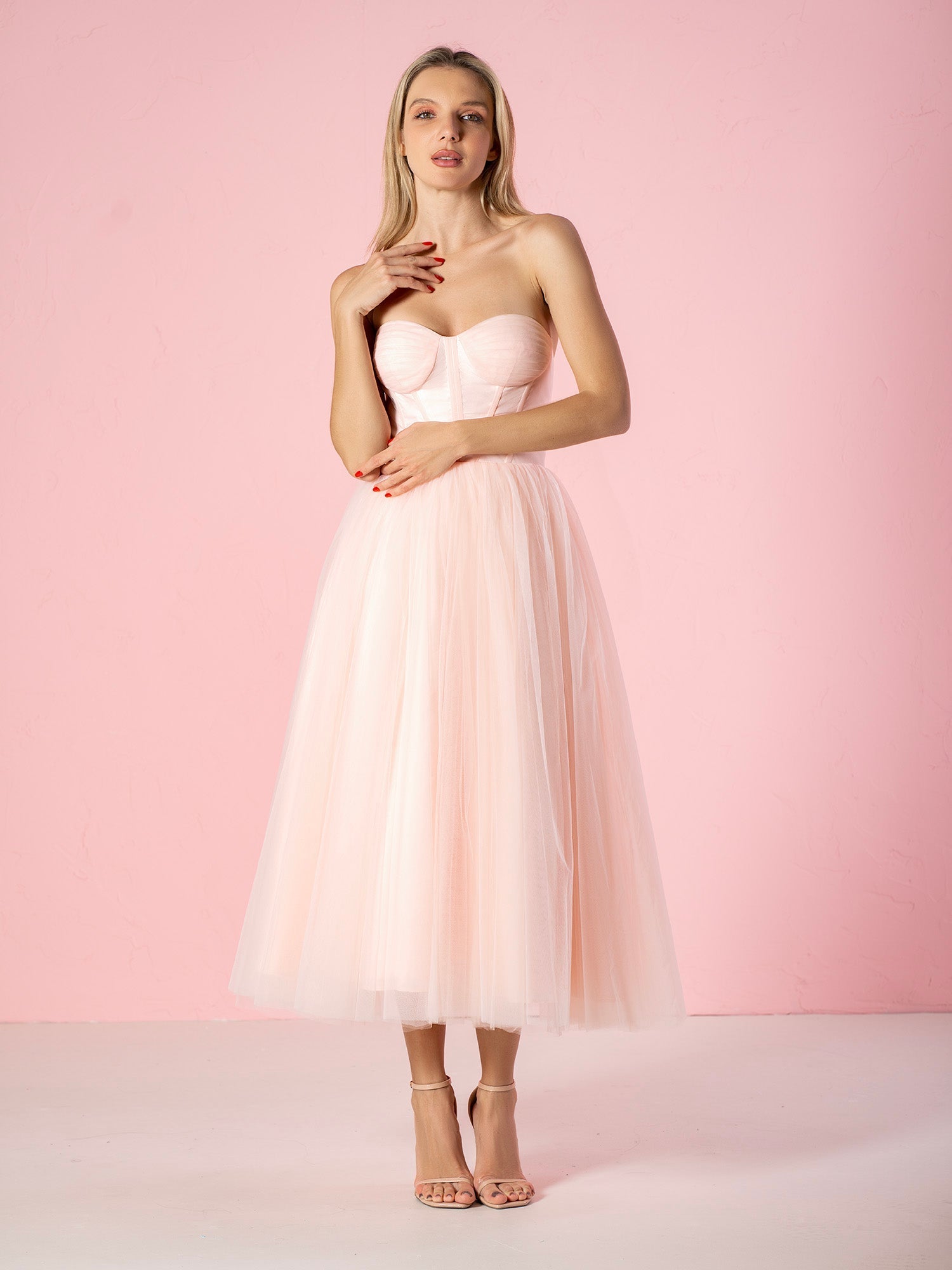 Vestido midi de tul abullonado sin tirantes