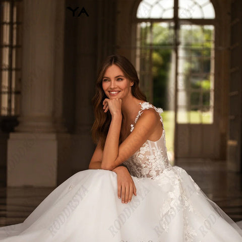 Robe de mariée sexy dos nu à col V pour femme, en tulle romantique à fines bretelles, coupe trapèze, sans manches, idéale pour une fête de mariée. 