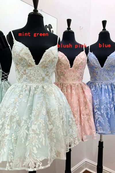 Vestido corto de encaje con tirantes finos y corte en A para baile de bienvenida