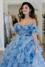 Sigourney | Robe de bal longue trapèze à volants et imprimé floral bleu