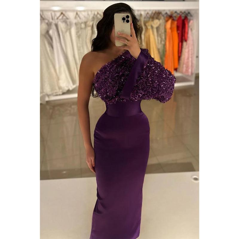 Vestido de noche largo morado con lentejuelas y un hombro al descubierto 