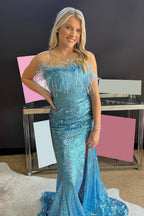 Robe de bal longue sirène sans bretelles à sequins bleu clair et plumes