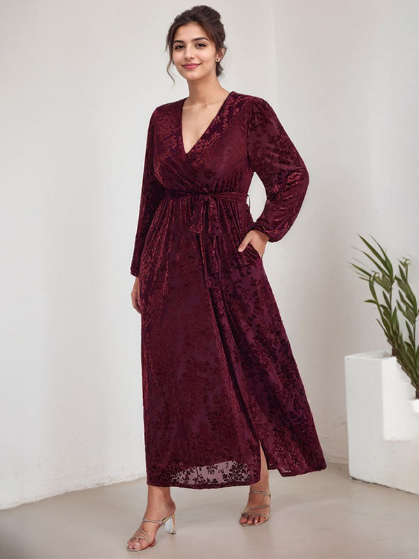 Vestido de terciopelo corte A, escote en V, manga larga, largo midi, para la madre de la novia, con abertura. 