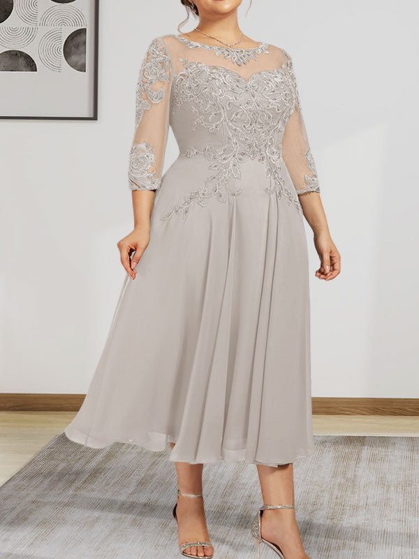 Robe de mariée trapèze en mousseline de soie et dentelle, longueur thé, ornée de perles et de sequins, avec décolleté en A et effet illusion.