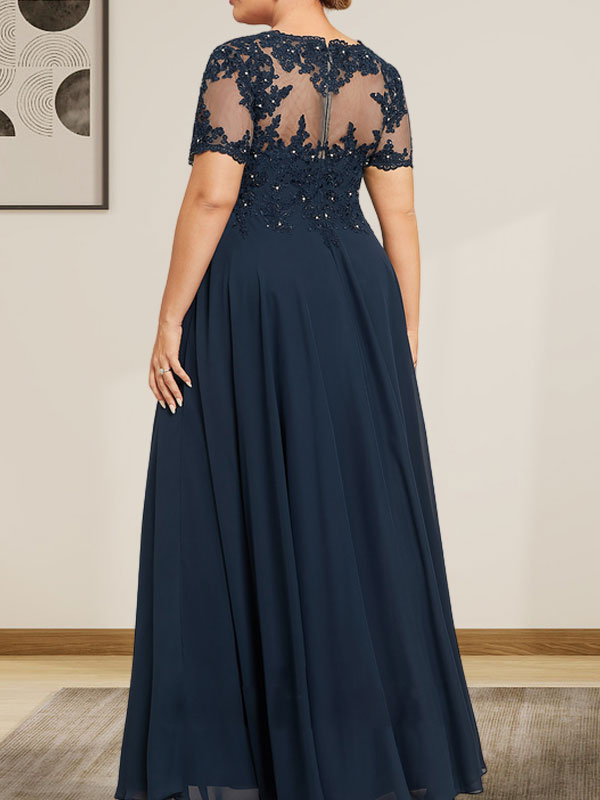 Robe de mariée longue en mousseline de soie et dentelle, coupe trapèze, décolleté illusion, ornée de sequins et de perles.