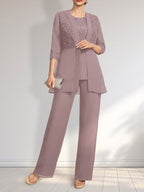 Vestido de novia de gasa con encaje y lentejuelas, estilo mono/traje pantalón, largo hasta el suelo, con escote redondo.