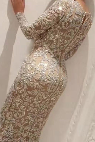 Elegante vestido de noche con cuello redondo y detalles de patchwork en tonos bronce. 