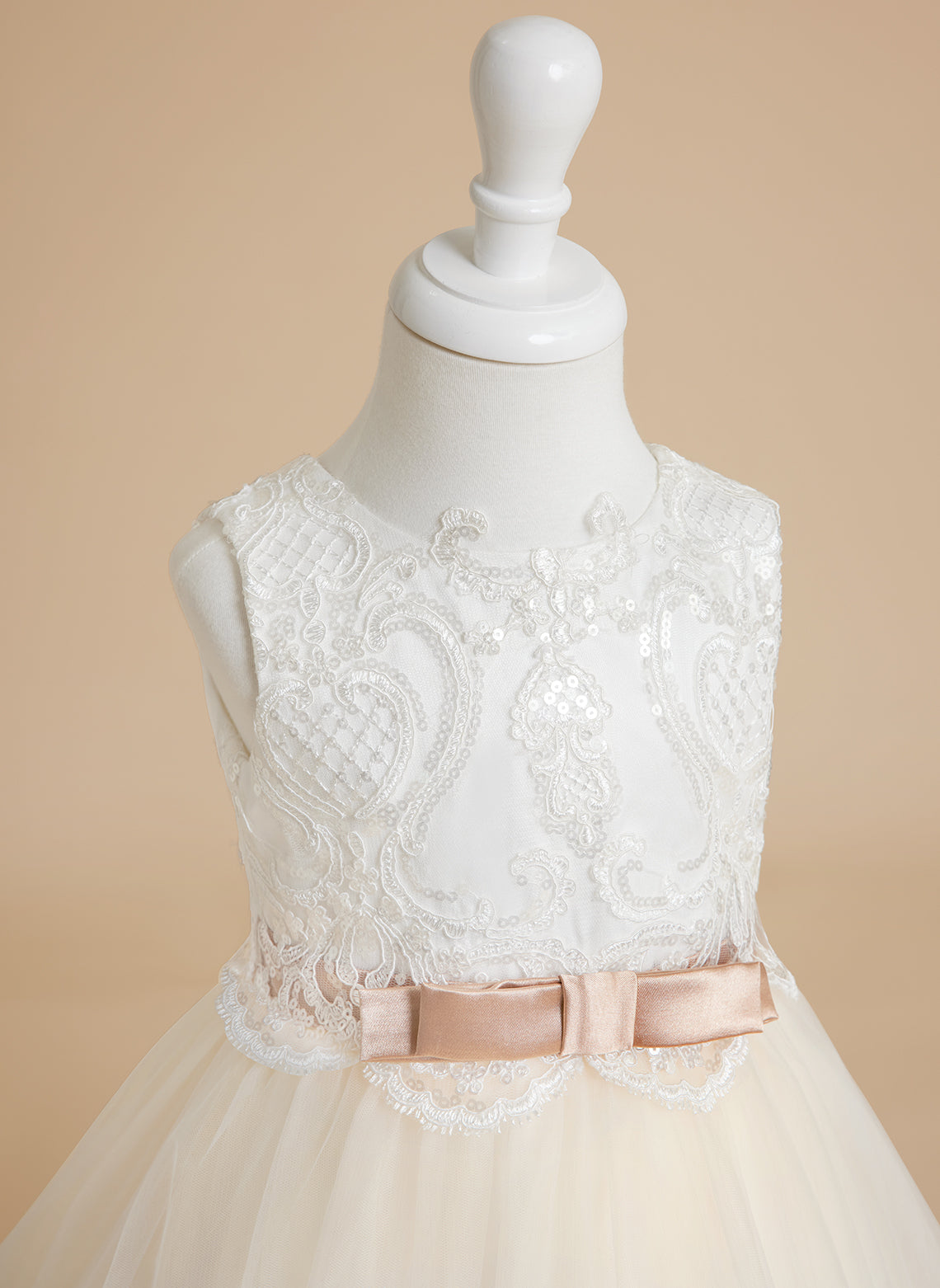 Vestido de niña de las flores color marfil, estilo princesa, con cola de tul y corte de baile. 