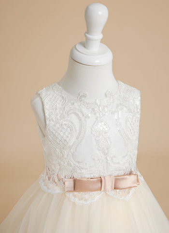 Vestido de niña de las flores color marfil, estilo princesa, con cola de tul y corte de baile. 