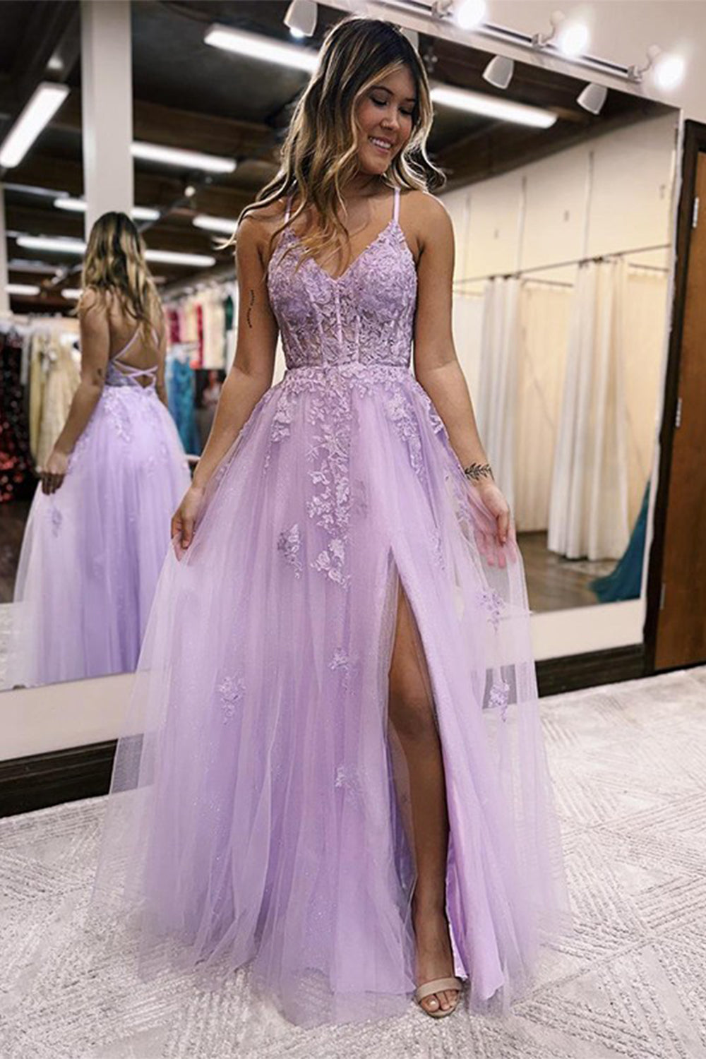 Vestido largo de fiesta lila con tirantes finos, corte en A y apliques