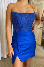 Robe de bal moulante sans bretelles ornée de perles