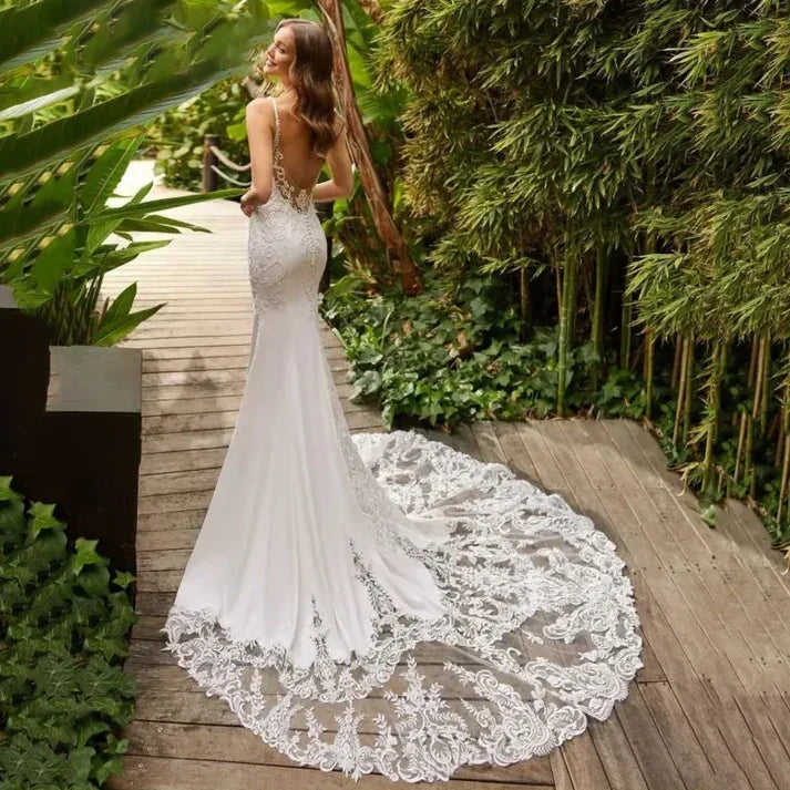 Robe de mariée sirène élégante blanche en dentelle, col en V, dos nu, bretelles spaghetti, traîne balayée 