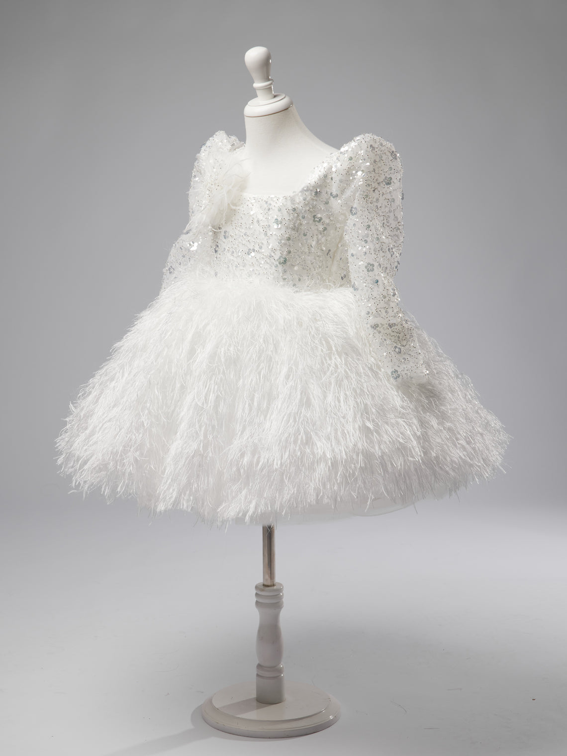 Vestido blanco de tul y plumas hasta la rodilla para bebé niña 