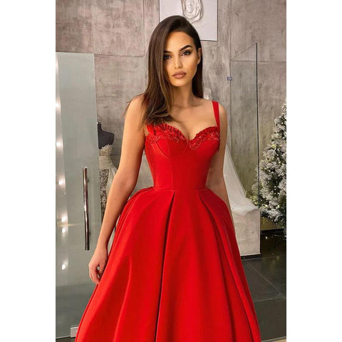 Robe de soirée mi-longue en satin à volants et décolleté en cœur