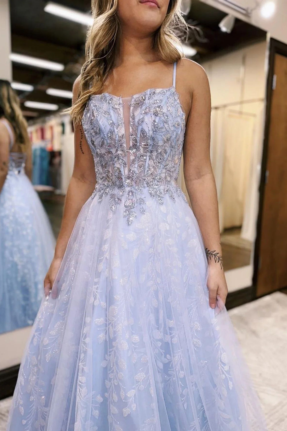 Vestido largo de fiesta lila de corte A con tirantes finos y abertura frontal