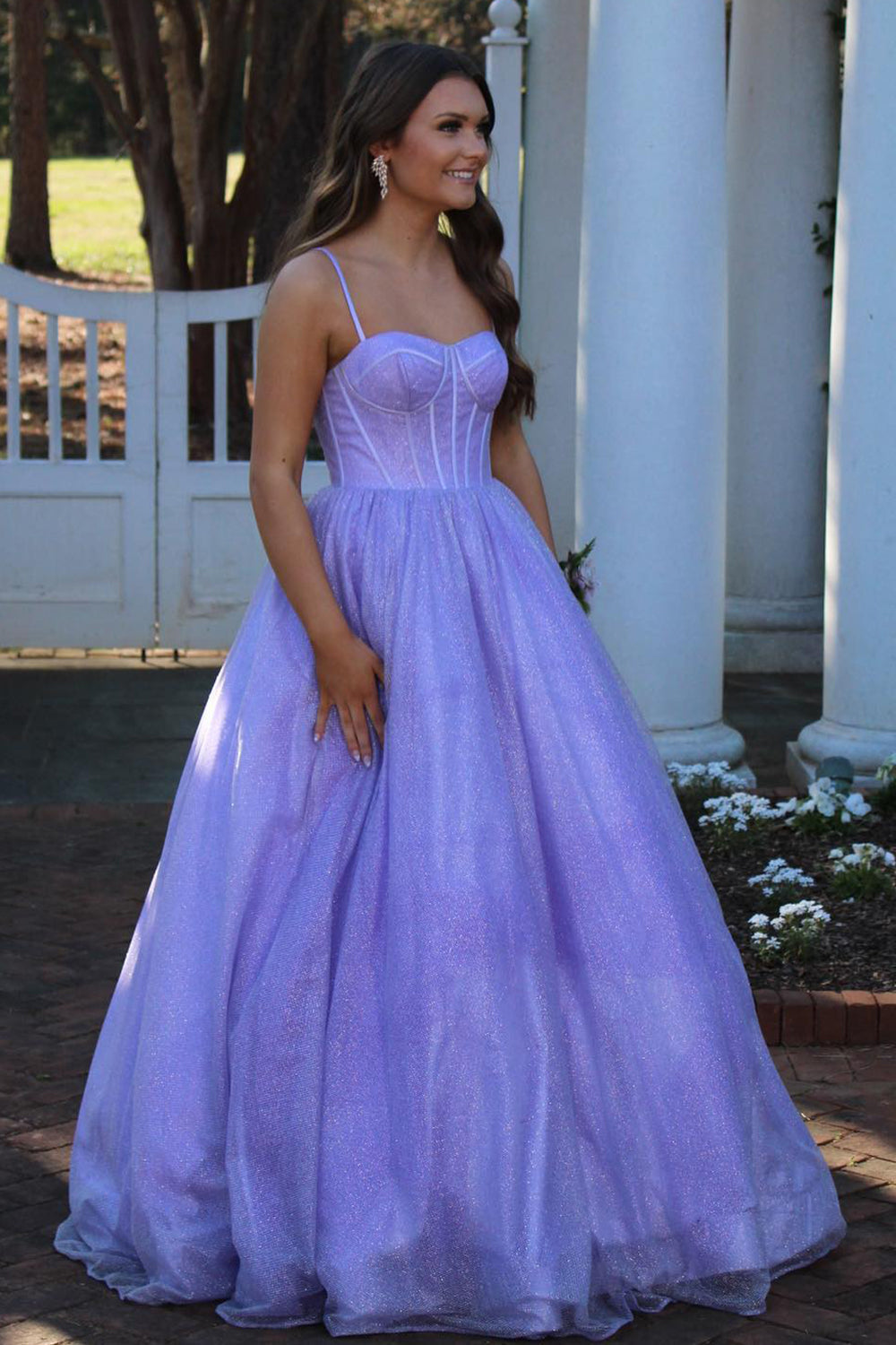 Vestido largo de fiesta lila claro con tirantes finos y corte en A