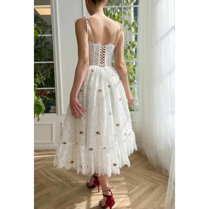 Robe de soirée trapèze à bretelles spaghetti et dentelle transparente appliquée 