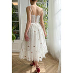 Robe de soirée trapèze à bretelles spaghetti et dentelle transparente appliquée 